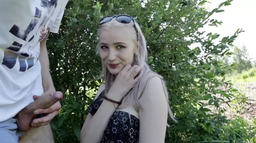 Русская красивая блондинка на камеру делает парню глубокий минет
